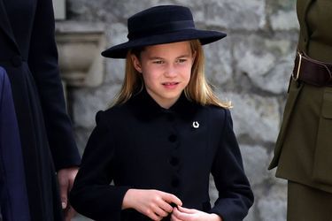 La princesse Charlotte portait sur sa veste un bijou très spécial, une broche en forme de fer à cheval, offert par la reine.