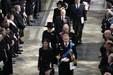 La reine Letizia et le roi Felipe VI d'Espagne dans le cortège des familles royales quittant l'abbaye de Westminster, le 19 septembre 2022