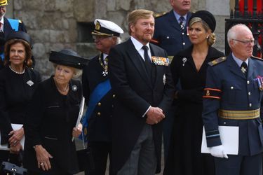 L'ex-reine Beatrix des Pays-Bas avec son fils le roi Willem-Alexander et sa belle-fille la reine Maxima à la sortie de l'abbaye de Westminster, le 19 septembre 2022