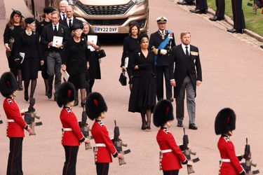 L'ex-reine Beatrix des Pays-Bas, le roi Willem-Alexander et la reine Maxima arrivent à Windsor avec la reine Silvia et le roi Carl XVI Gustaf de Suède, le 19 septembre 2022
