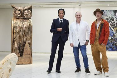 Thomas Houseago entouré de Brad Pitt et de Nick Cave le 17 septembre 2022 au musée d'art Sara Hildénin à Tampere (Finlande).