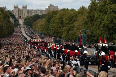 La dépouille royale remontant le Long Walk vers le Château de Windsor, ultime étape des funérailles de la reine Elizabeth II, lundi 19 septembre 2022.  