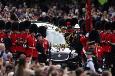 Des fleurs sur le corbillard. La dépouille royale remontant le Long Walk vers le Château de Windsor, ultime étape des funérailles de la reine Elizabeth II, lundi 19 septembre 2022.  