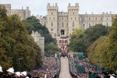 La dépouille royale remontant le Long Walk vers le Château de Windsor, ultime étape des funérailles de la reine Elizabeth II, lundi 19 septembre 2022.  