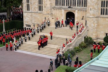 La cercueil entrant dans la chapelle royale du Château de Windsor, ultime étape des funérailles de la reine Elizabeth II, lundi 19 septembre 2022.  <br />
