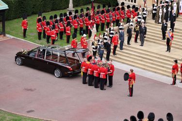 La cercueil devant la chapelle royale du Château de Windsor, ultime étape des funérailles de la reine Elizabeth II, lundi 19 septembre 2022.  <br />
