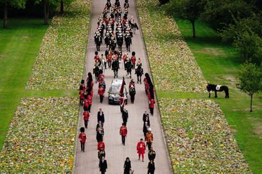 La dépouille royale remontant le Long Walk vers le Château de Windsor, ultime étape des funérailles de la reine Elizabeth II, lundi 19 septembre 2022.  <br />
