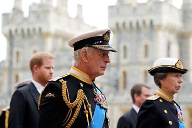 Le roi Charles III et la princesse Anne au Château de Windsor, ultime étape des funérailles de la reine Elizabeth II, lundi 19 septembre 2022.  <br />
