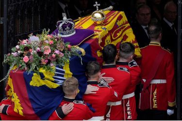 Le cercueil entrant dans la chapelle royale du Château de Windsor, ultime étape des funérailles de la reine Elizabeth II, lundi 19 septembre 2022.  <br />
