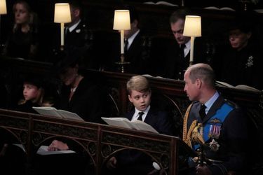 Le prince William et son fils George lors du service funèbre de Sa Majesté dans la chapelle royale du Château de Windsor, ultime étape des funérailles de la reine Elizabeth II, lundi 19 septembre 2022.  <br />
