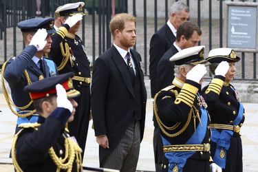 Le prince britannique Harry se tient à côté du roi Charles III, de la princesse Anne et du prince William alors qu'ils effectuent un salut militaire après les funérailles d'État de la reine Elizabeth II, en l'abbaye de Westminster à Londres.