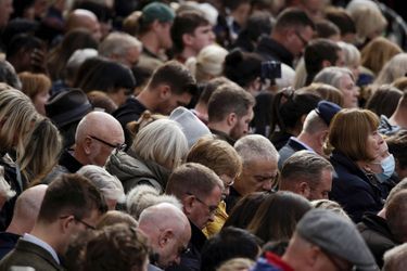 Le peuple anglais respecte une minute de silence lors des funérailles de la reine Elizabeth II.