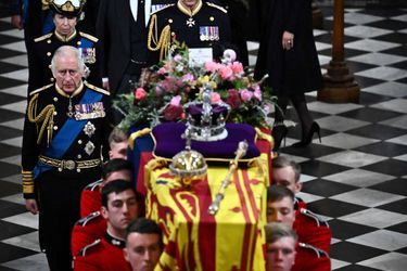 Le roi Charles III de Grande-Bretagne, à gauche, et la princesse Anne marchent derrière le cercueil de la reine Elizabeth II alors qu'ils quittent l'abbaye de Westminster à Londres après les funérailles, le lundi 19 septembre 2022.