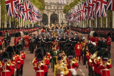 Défilé du personnel militaire alors que le cercueil de la reine Elizabeth II est transporté après ses funérailles à l'abbaye de Westminster, dans le centre de Londres.