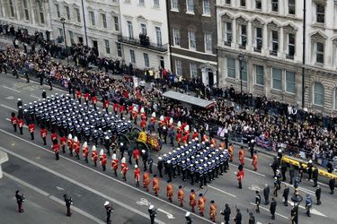 Le «State Gun Carriage» transporte le cercueil de la reine Elizabeth II, drapé de l'étendard royal et de la couronne impériale, à Londres.