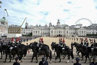 Les membres de la Household Cavalry se préparent avant la procession du cercueil de la reine Elizabeth II.