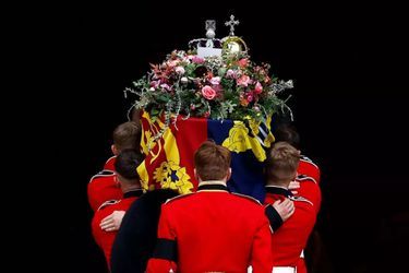 Le cercueil est transporté à l'intérieur de la chapelle Sainte-George, à Windsor.