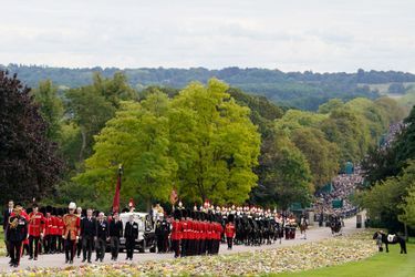 Comme une toile de Turner, le cortège transportant le cercueil de la reine Elizabeth II arrive devant le château de Windsor à Windsor, en Angleterre, le lundi 19 septembre 2022.