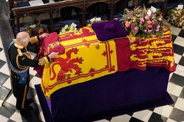 Le roi Charles III place l'étendard de la Queen's Company des Grenadier Guards sur le cercueil lors du service d'engagement de la reine Elizabeth II, qui s'est tenu à la chapelle St George du château de Windsor, dans le Berkshire.
