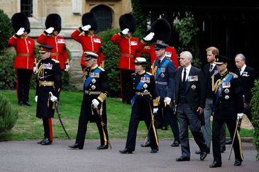 Le roi Charles III, Anne, la princesse royale, le prince William, prince de Galles, le prince Andrew, duc d'York, le prince Edward, duc de Kent, le prince Harry, duc de Sussex arrivent à la chapelle Saint-Georges le 19 septembre 2022 à Windsor, en Angleterre.