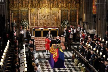 La couronne impériale de l'État est retirée du cercueil de la reine Elizabeth II lors du service d'engagement à la chapelle Saint-Georges du château de Windsor, dans le Berkshire. 