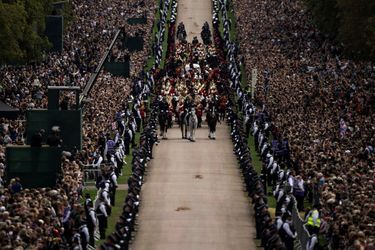 Le corbillard royal transportant le cercueil de la reine Elizabeth II arrive au château de Windsor pour le service d'engagement de la reine Elizabeth II le 19 septembre 2022 à Windsor, en Angleterre.