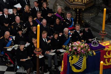 La princesse Charlène et le prince Albert II de Monaco avec les autres têtes couronnées étrangères aux funérailles de la reine Elizabeth II à l'abbaye de Westminster à Londres, le 19 septembre 2022