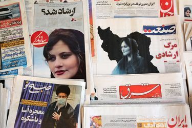 Le visage de Mahsa Amini fait la une des journaux iraniens.