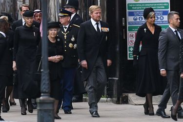 La princesse Charlène et le prince Albert II de Monaco précédés par l'ex-reine Beatrix, le roi Willem-Alexander et la reine Maxima des Pays-Bas à Londres, le 19 septembre 2022