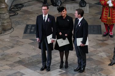 Sarah Ferguson avec ses gendres Jack Brooksbank et Edoardo Mapelli Mozzi dans l'abbaye de Westminster à Londres, le 19 septembre 2022