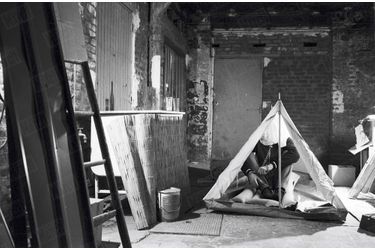 En mars 1978, Paris Match reconstitue les conditions de détention du baron, qui a vécu dans une tente, au sous-sol d’un pavillon de Savigny-sur-Orge.