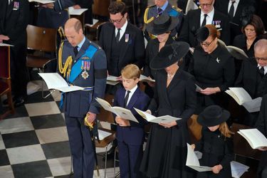 Sarah Ferguson, derrière Kate Middleton, à l'abbaye de Westminster à Londres, lors des funérailles de la reine Elizabeth II, le 19 septembre 2022