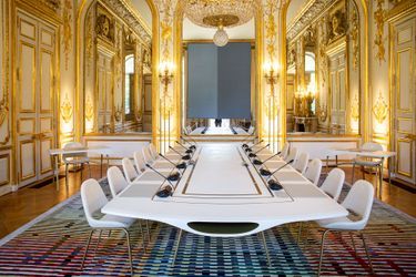 La table est installée et désinstallée chaque mercredi pour le Conseil des ministres, qui se tient Salon des Ambassadeurs, ou parfois en Salle des Fêtes ou en Salon Murat. 