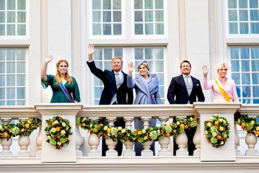 La princesse héritière Catharina-Amalia, le roi Willem-Alexander des Pays-Bas, la reine Maxima, le prince Constantijn et la princesse Laurentien au balcon du palais Noordeinde à La Haye le 20 septembre 2022, jour du Prinsjesdag