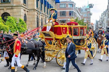 La reine Maxima, la princesse héritière Catharina-Amalia et le roi Willem-Alexander des Pays-Bas dans le carrosse de verre à La Haye le 20 septembre 2022, jour du Prinsjesdag