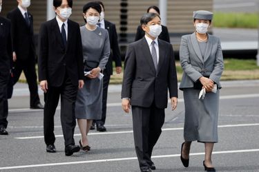 L'impératrice Masako et l'empereur Naruhito du Japon, suivis de la princesse Kiko et du prince héritier Fumihito d'Akishino à l'aéroport de Haneda à Tokyo, le 17 septembre 2022