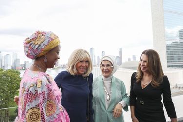 De gauche à droite : Fatima Maada Bio, Première dame de Sierra Leone, Brigitte Macron et Emine Erdogan.