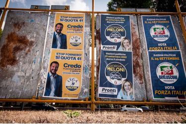 Au centre du panneau électoral, les affiches du parti d'extrême droite, Fratelli d'Italia, favori pour les législatives italiennes de dimanche. 