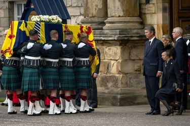 Dimanche 11 septembre 2022, le cercueil d’Elizabeth pénètre dans la résidence officielle des rois et reines d’Écosse depuis le XVe siècle, Holyroodhouse, à Édimbourg.