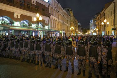 La police portant des tenues anti-émeute à Moscou.