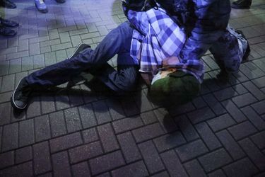 Un manifestant plaqué au sol par la police à Moscou.