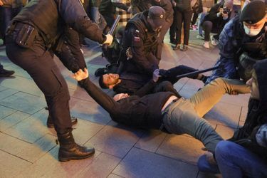 Les manifestants au sol, arrêtés par la police.