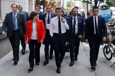 Emmanuel Macron dans les rues de New York aux côtés de la ministre des Affaires étrangères Catherine Colonna.