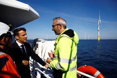 Emmanuel Macron a inauguré au large de Saint-Nazaire le tout premier d'une série de parcs éoliens en mer. 