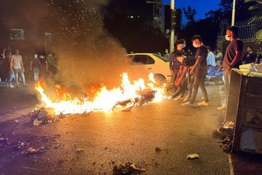 Dans la nuit de mardi à mercredi, des manifestations ont eu lieu dans une quinzaine de villes, bloquant la circulation, incendiant des poubelles et des véhicules de police, lançant des pierres sur les forces de sécurité et scandant des slogans hostiles au pouvoir.