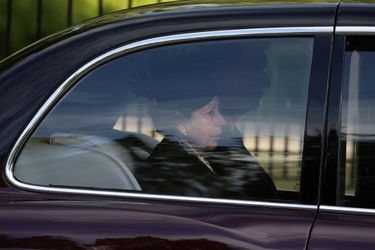 La princesse Anne quittant le château de Balmoral, dans la voiture dans laquelle elle va suivre le corbillard emportant jusqu'à Edimbourg la dépouille de sa mère, la reine Elizabeth II, le 11 septembre 2022