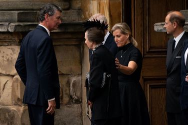 La princesse Anne, soutenu par sa belle-soeur la comtesse Sophie de Wessex, à l'arrivée du cercueil de la reine Elizabeth II, au palais de Holyroodhouse à Edimbourg, le 11 septembre 2022