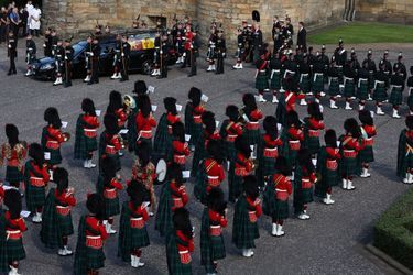 La princesse Anne avec ses frères, lors de la procession menant la dépouille de leur mère, la reine Elizabeth II, du palais de Holyroodhouse à la chapelle St Giles à Edimbourg, le 12 septembre 2022