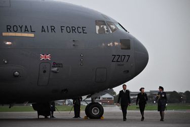 La princesse Anne, avec son mari, débarquant de l'avion de la Royal Air Force ramenant le corps de la reine Elizabeth II à Londres, le 13 septembre 2022