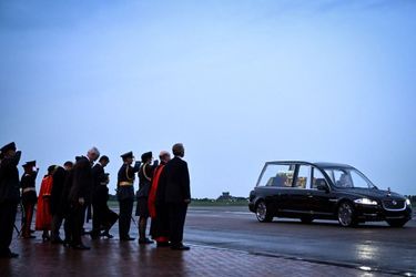 La princesse Anne fait une révérence devant le cercueil de la reine Elizabeth II, qui quitte la base aérienne de la Royal Air Force à Northolt, le 13 septembre 2022